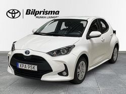 Vit Begagnad 2023 Toyota Yaris Hybrid Active Halvkombi | 224 800 kr (Marknadspris)