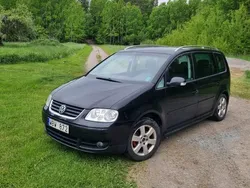Svart Begagnad 2005 VW Touran Highline Minibuss | 35 000 kr