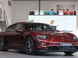 Röd Begagnad 2022 Porsche Taycan Sport Turismo Sedan | 699 000 kr (Superpris)