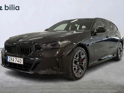 Svart Begagnad 2025 BMW 550e M Sport Kombi | 899 900 kr (Marknadspris)
