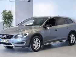 Grå Begagnad 2015 Volvo V60 CC Kombi | 219 900 kr (Marknadspris)