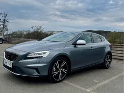 Grå Begagnad 2017 Volvo V40 R-Design Kombi | 196 500 kr (Marknadspris)