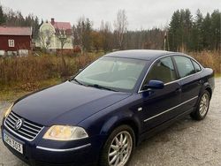 Blå Begagnad 2002 VW Passat Sedan | 20 000 kr