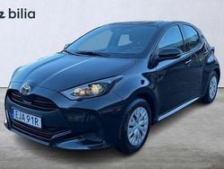 Svart Begagnad 2025 Toyota Yaris Hybrid Active Halvkombi | 239 900 kr (Marknadspris)