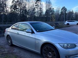 Grå Begagnad 2010 BMW 320 Comfort Edition Sportkupé | 81 999 kr (Marknadspris)