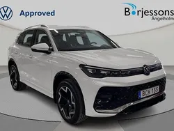 Vit Begagnad 2025 VW Tiguan R-line SUV | 559 000 kr