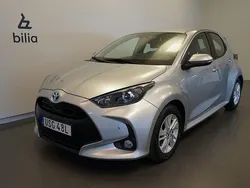 Silver Begagnad 2022 Toyota Yaris Hybrid Active Halvkombi | 199 500 kr (Marknadspris)