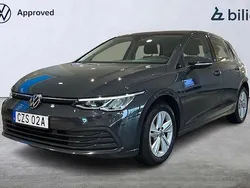 Grå Begagnad 2022 VW Golf VIII Life Halvkombi | 239 500 kr (Marknadspris)