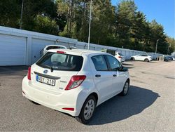 Vit Begagnad 2012 Toyota Yaris Hybrid Life Halvkombi | 109 000 kr (Marknadspris)