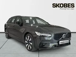 Grå Begagnad 2025 Volvo V90 Plus Kombi | 554 500 kr (Marknadspris)