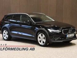 Svart Begagnad 2021 Volvo V60 CC Momentum Kombi | 339 000 kr (Marknadspris)