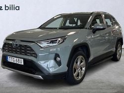 Grön Begagnad 2021 Toyota RAV4 Hybrid Executive SUV | 364 800 kr (Marknadspris)