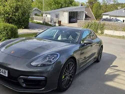 Grå Begagnad 2023 Porsche Panamera 4 Sedan | 1 040 000 kr (Marknadspris)