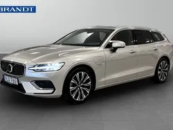 Ljusgrå (grå) Begagnad 2023 Volvo V60 Core Kombi | 419 900 kr (Marknadspris)