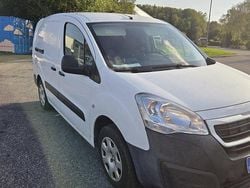 Vit Begagnad 2015 Peugeot Partner Minibuss | 60 000 kr (Marknadspris)
