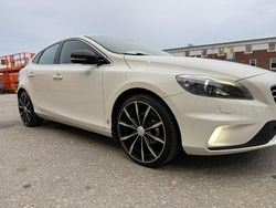 Vit Begagnad 2014 Volvo V40 R-Design Kombi | 105 000 kr (Marknadspris)