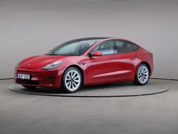 Röd Begagnad 2021 Tesla Model 3 Long Range Sedan | 299 000 kr (Marknadspris)