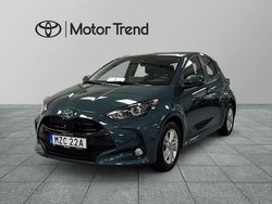 Grön Begagnad 2025 Toyota Yaris Hybrid Active Halvkombi | 254 900 kr (Marknadspris)