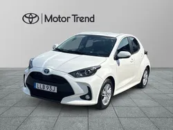 Vit Begagnad 2022 Toyota Yaris Hybrid Active Halvkombi | 204 900 kr (Marknadspris)