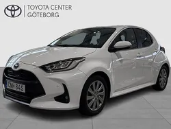 Vit Begagnad 2022 Toyota Yaris Hybrid Edition Halvkombi | 229 900 kr (Marknadspris)
