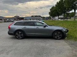 Grå Begagnad 2018 Volvo V90 CC Momentum Kombi | 187 000 kr (Marknadspris)