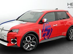 Vit Begagnad 2025 Renault R5 Halvkombi | 399 900 kr