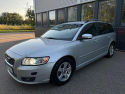 Ljusgrå (grå) Begagnad 2010 Volvo V50 Momentum Kombi | 34 900 kr (Marknadspris)