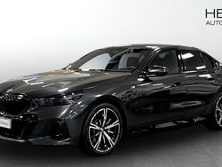 Grå (grey) Begagnad 2025 BMW 530e M Sport Sedan | 678 700 kr (Marknadspris)