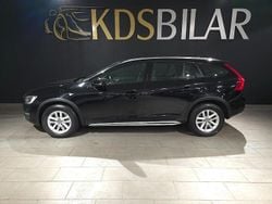 Svart Begagnad 2016 Volvo V60 CC Momentum Kombi | 119 800 kr (Marknadspris)