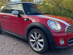 Röd Begagnad 2014 Mini Cooper D Halvkombi | 100 000 kr (Marknadspris)