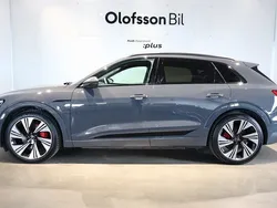 Grå Begagnad 2023 Audi Q8 e-tron S-Line SUV | 659 000 kr (Bra pris)