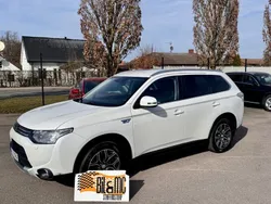 Vit Begagnad 2015 Mitsubishi Outlander P-HEV SUV | 144 800 kr (Marknadspris)