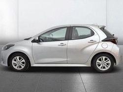 Silver Begagnad 2022 Toyota Yaris Hybrid Halvkombi | 199 800 kr (Marknadspris)