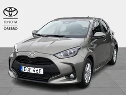 Grön Begagnad 2024 Toyota Yaris Hybrid Active Halvkombi | 257 900 kr (Lite dyr)
