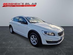Vit Begagnad 2017 Volvo V60 CC Momentum Kombi | 189 900 kr (Superpris)