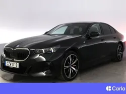 Svart Begagnad 2023 BMW 550e M Sport Sedan | 782 900 kr (Marknadspris)