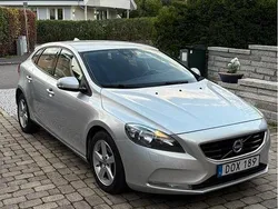 Silver Begagnad 2015 Volvo V40 Kinetic Kombi | 100 000 kr (Marknadspris)
