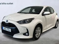 Vit Begagnad 2023 Toyota Yaris Hybrid Active Halvkombi | 209 800 kr (Marknadspris)