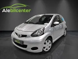 Silver Begagnad 2010 Toyota Aygo Halvkombi | 54 900 kr (Marknadspris)