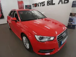 Flerfärgad (röd) Begagnad 2016 Audi A3 Sportback Attraction Halvkombi | 99 900 kr