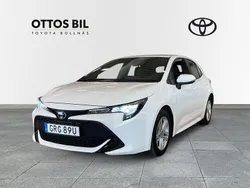 Vit Begagnad 2022 Toyota Corolla Hybrid Active Halvkombi | 245 000 kr (Marknadspris)