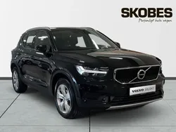 Svart Begagnad 2022 Volvo XC40 Momentum SUV | 299 100 kr (Marknadspris)