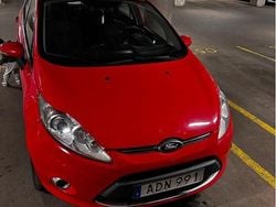 Röd Begagnad 2012 Ford Fiesta Titanium Halvkombi | 52 000 kr (Marknadspris)