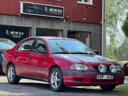 Röd Begagnad 2001 Toyota Avensis Sedan | 25 000 kr (Lite dyr)