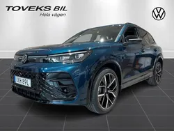 Mörkblå (nightshade blue metallic) Ny 2025 VW Tiguan R-line SUV | 599 900 kr (Marknadspris)