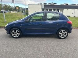 Mörkblå (blå) Begagnad 2003 Peugeot 206 Halvkombi | 24 990 kr (Marknadspris)