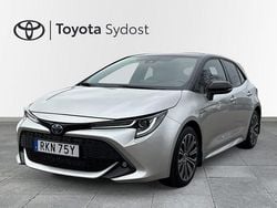 Silver (silvermetallic / svart tak) Begagnad 2019 Toyota Corolla Hybrid Style Halvkombi | 245 000 kr (Marknadspris)