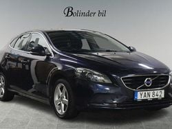 Mörkblå Begagnad 2015 Volvo V40 Momentum Kombi | 118 900 kr (Bra pris)