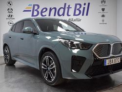 Grön (cape york green metallic) Begagnad 2024 BMW iX2 M Sport SUV | 519 500 kr (Marknadspris)