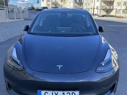 Grå Begagnad 2021 Tesla Model 3 Long Range AWD Sedan | 269 000 kr (Marknadspris)
